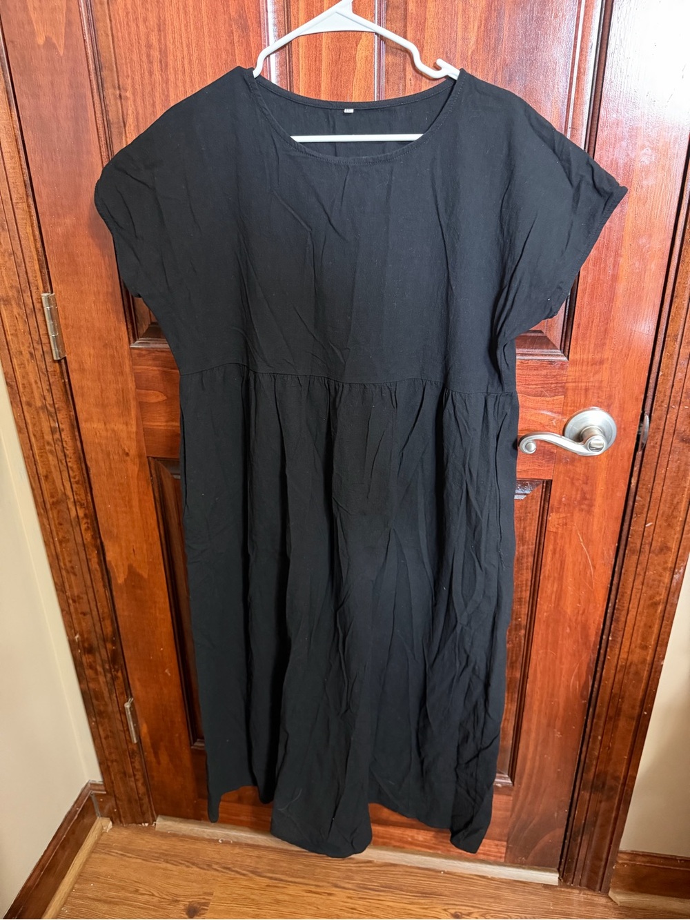Relaxed Black Maxi Dress with Short Sleeves
